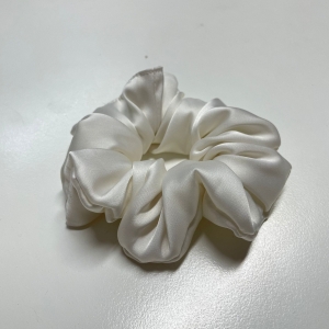 Jedwabna gumka do włosów - scrunchie - gładka ecru - średnia/duża