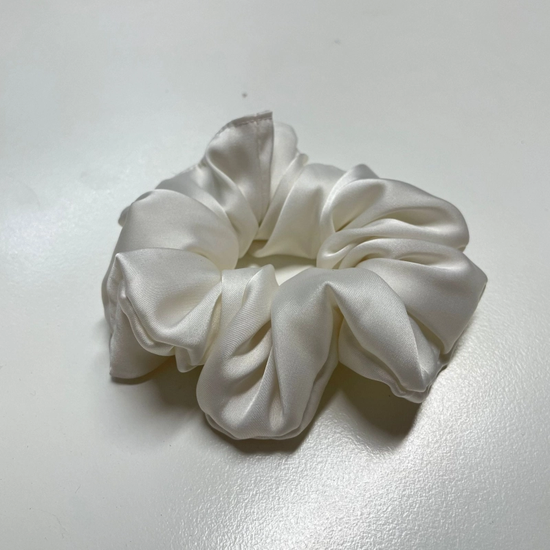 Jedwabna gumka do włosów - scrunchie - gładka ecru - średnia/duża