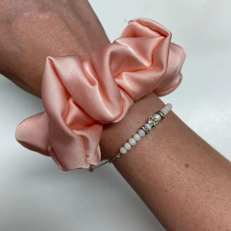 Jedwabna gumka do włosów - scrunchie - gładka brzoskwiniowa - średnia/duża