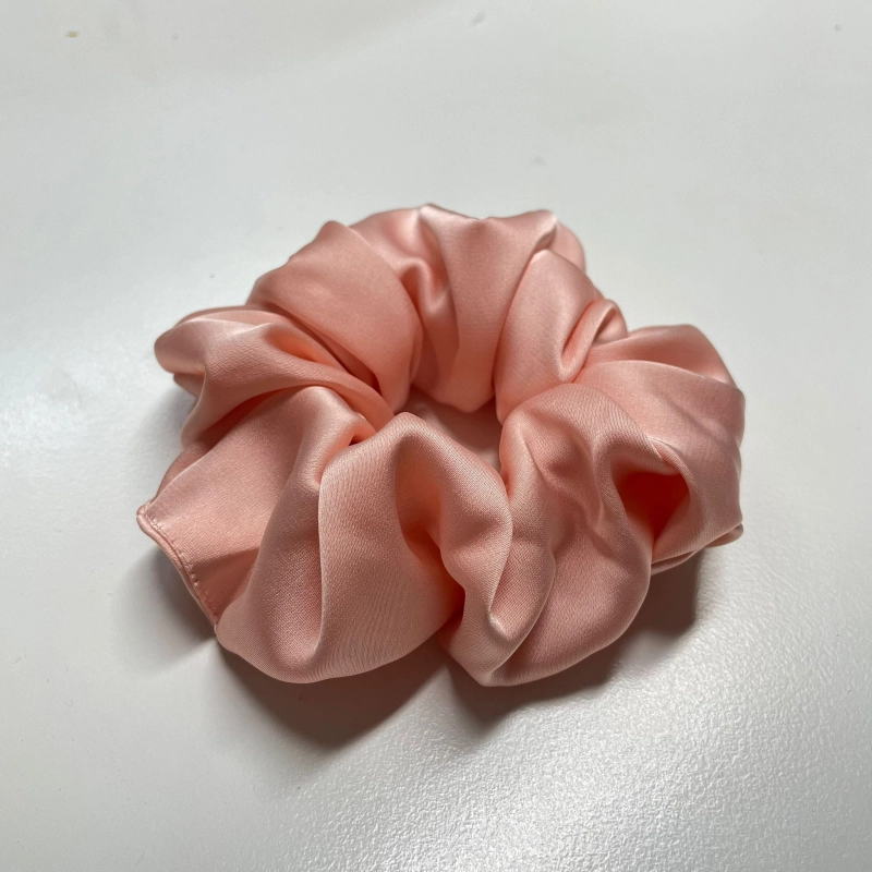 Jedwabna gumka do włosów - scrunchie - gładka brzoskwiniowa - średnia/duża