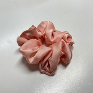 Jedwabna gumka do włosów - scrunchie - gładka brzoskwiniowa - średnia/duża