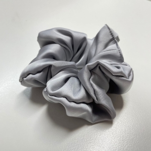 Jedwabna gumka do włosów - scrunchie - gładka szara - średnia/duża