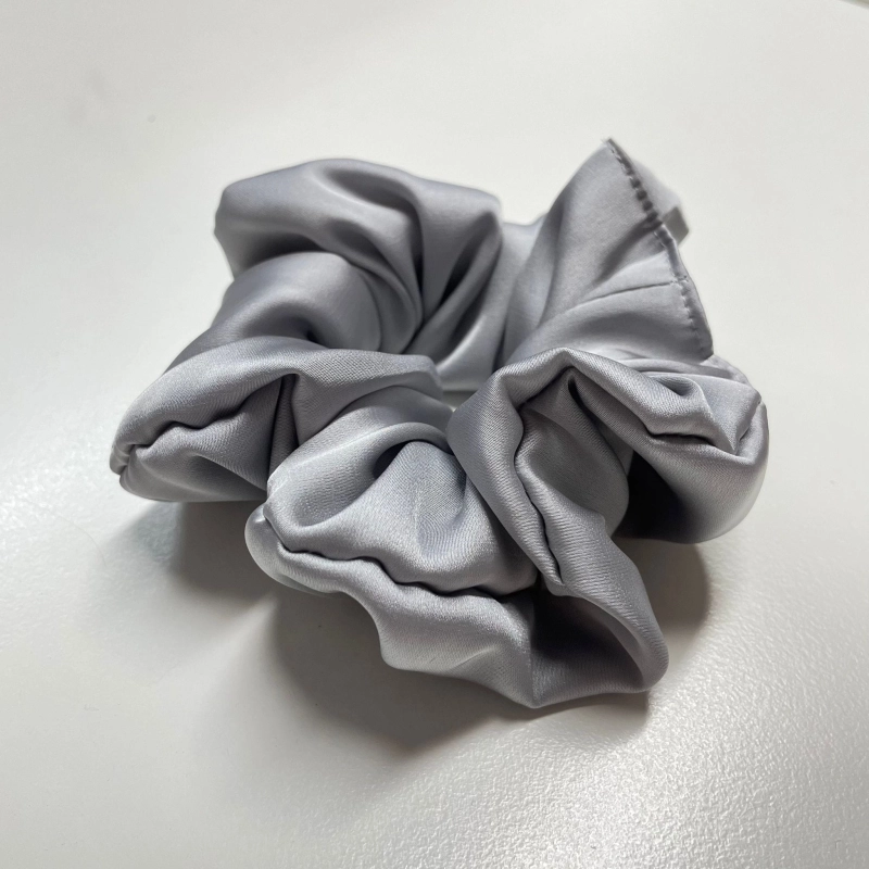 Jedwabna gumka do włosów - scrunchie - gładka szara - średnia/duża