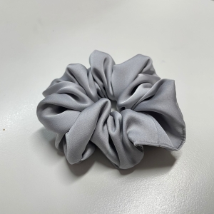 Jedwabna gumka do włosów - scrunchie - gładka szara - średnia/duża