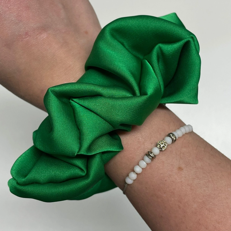 Jedwabna gumka do włosów - scrunchie - gładka zielona / trawiasta - średnia/duża