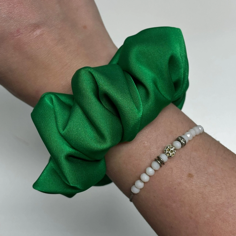 Jedwabna gumka do włosów - scrunchie - gładka zielona / trawiasta - średnia/duża