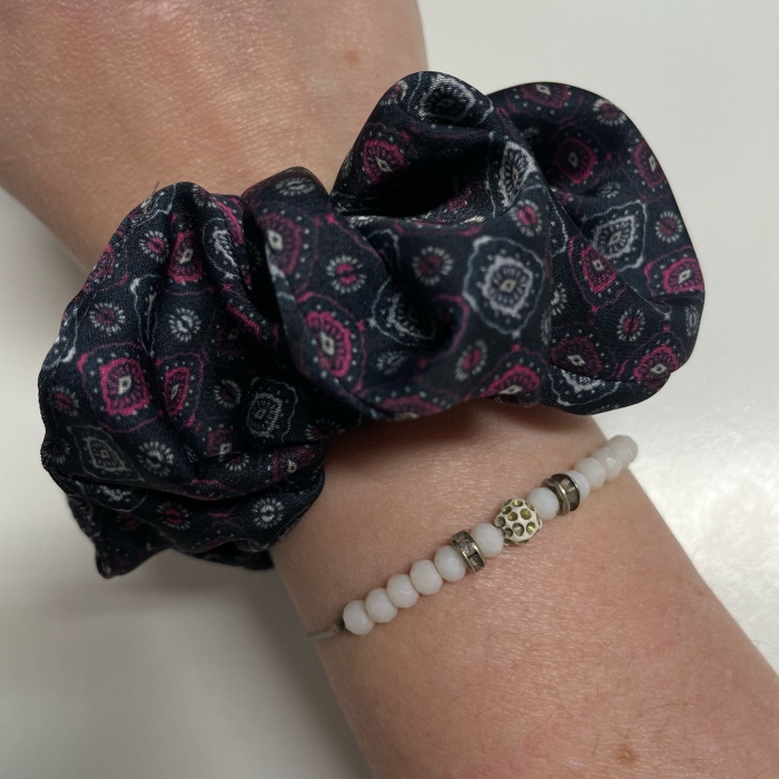 Jedwabna gumka do włosów - scrunchie - czarno-różowa we wzorki- średnia/duża