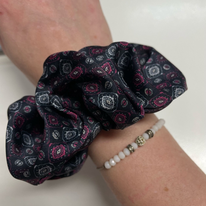 Jedwabna gumka do włosów - scrunchie - czarno-różowa we wzorki- średnia/duża
