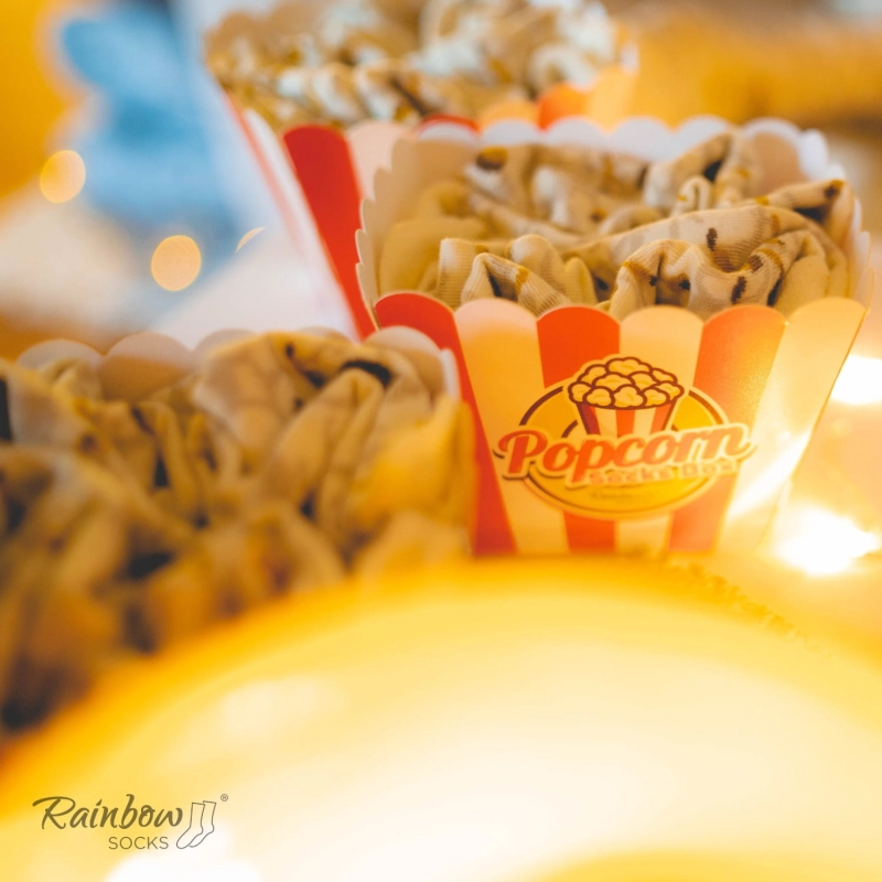 Zestaw prezentowy ze skarpetkami: skarpetki w pudełku - kukurydza popcorn - 2 pary