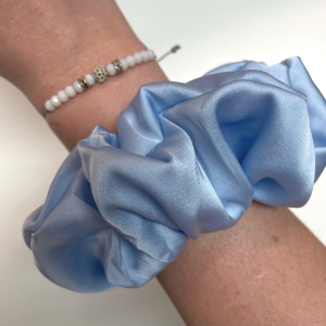 Jedwabna gumka do włosów - scrunchie - gładka błękitna - średnia/duża