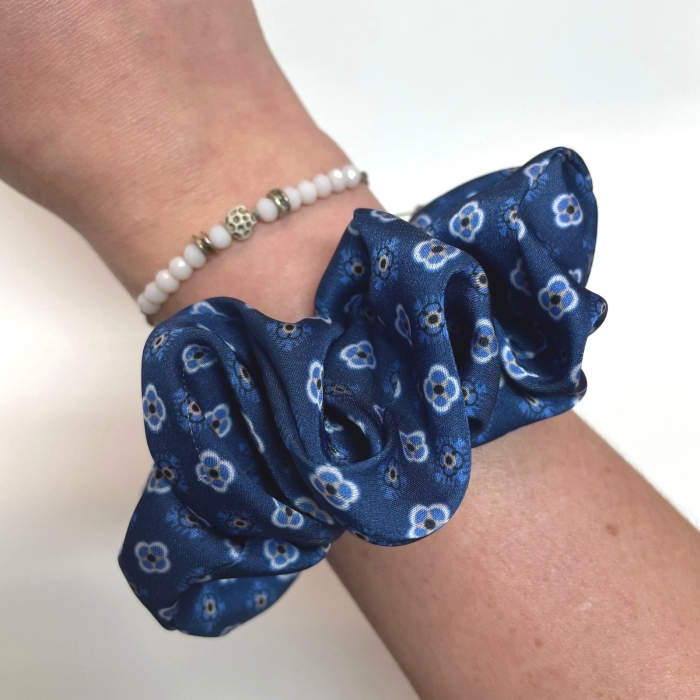Jedwabna gumka do włosów - scrunchie - w kwiatki niebieska - średnia/duża