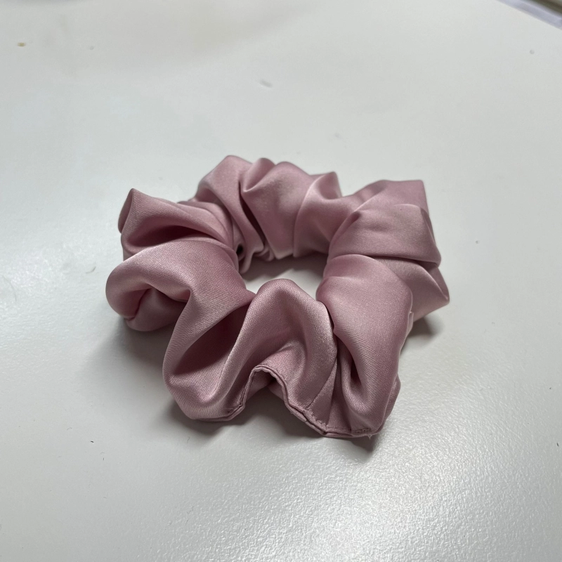 Jedwabna gumka do włosów - scrunchie - gładka brudny róż - średnia/duża