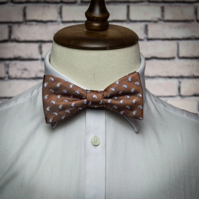 Mucha pre-tied wiązana brązowa paisley